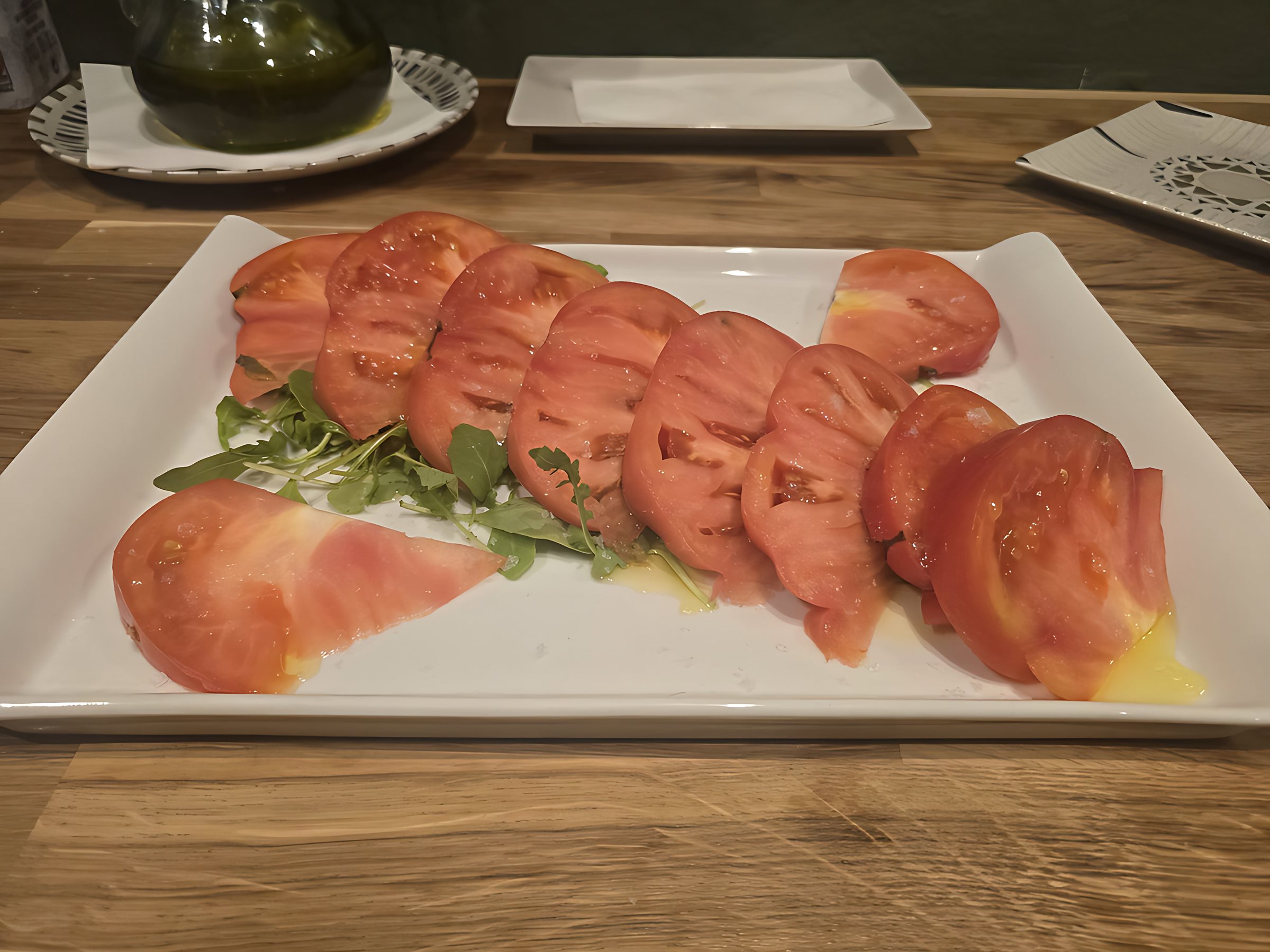 Tomate con aceite y rúcula